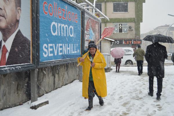 Hakkari’de 15 köy, 42 mezra yolu ulaşıma kapandı