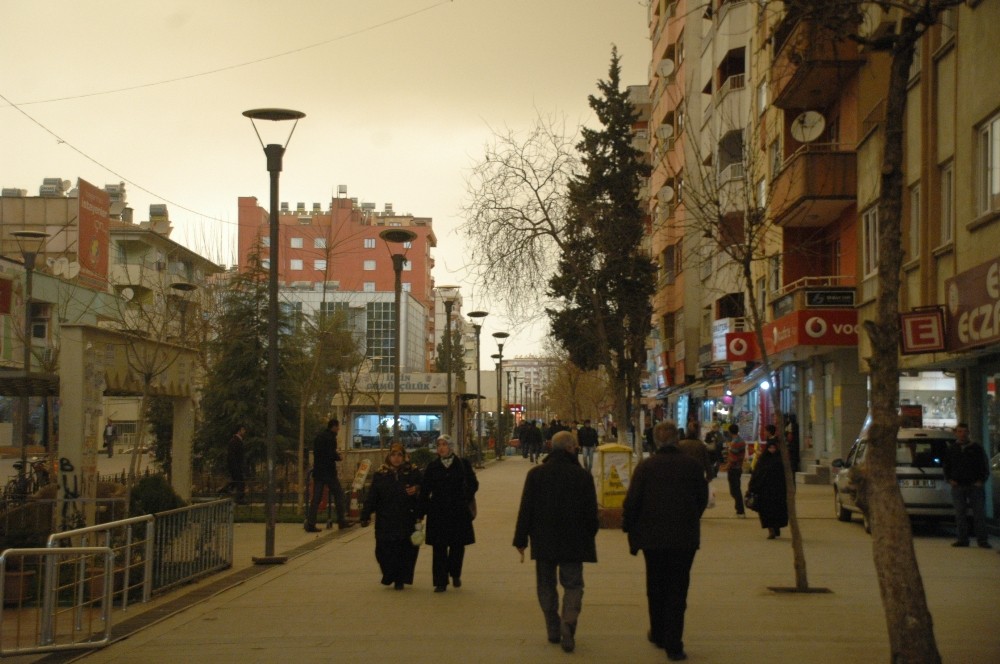 Siirt'te birçok cadde aydınlatılıyor