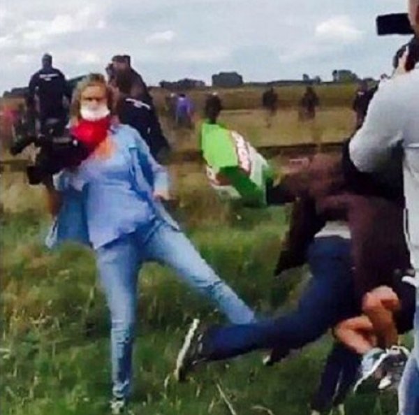 Sığınmacılara çelme takan Macar gazeteci beraat etti Sığınmacılara çelme takan Macar gazeteci beraat etti