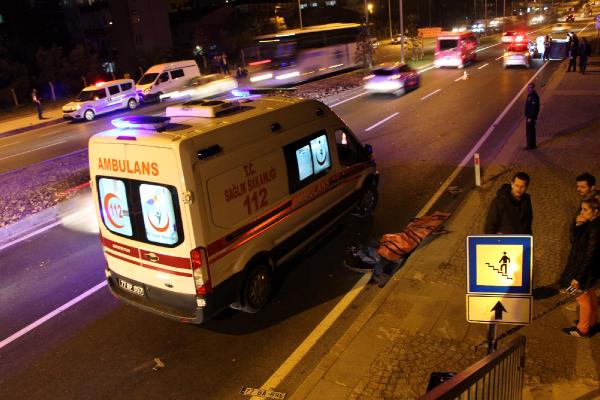 Anne ile kızı üst geçidin altında kazada can verdiler