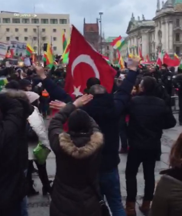 Almanya'da Türk vatandaşları PKK'lıları çıldırttı