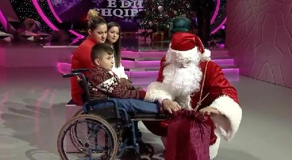 Arnavutluk Başbakanı Noel Baba kılığına girdi