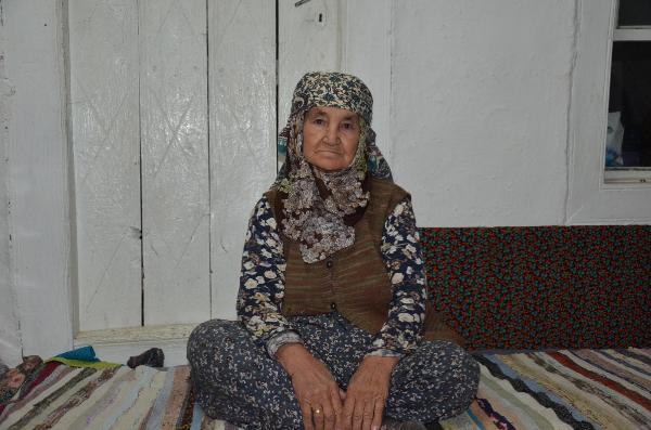 Eşinden kalan emekli maaşıyla 2 bayrak direği diktirdi