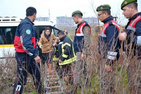 Trafik var diye çaya girdi, mahsur kaldı