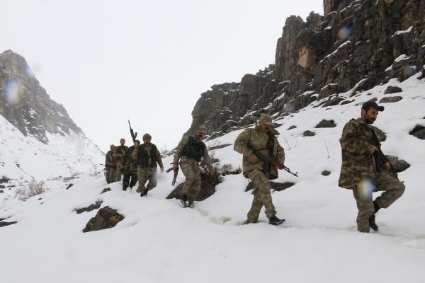 Kato Dağı'nda 1 metre karda PKK'lı arıyorlar
