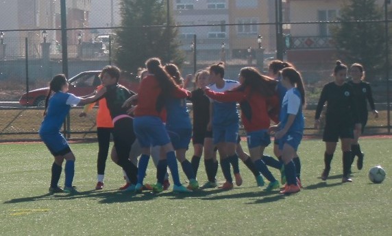 Eskişehir'de erkek antrenör, kadın futbolcuyu darp etti