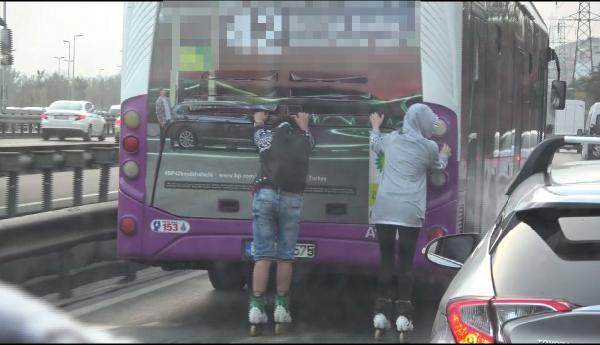 Patenli gençlerin otobüs arkasındaki tehlikeli yolcuğu