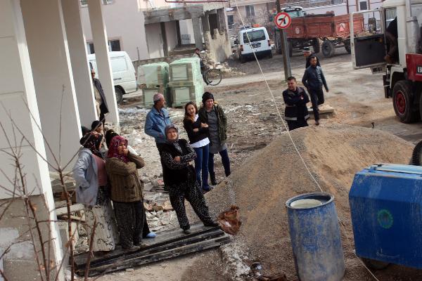 Yıkım sırasında iş makinesi yan yattı: 1 yaralı