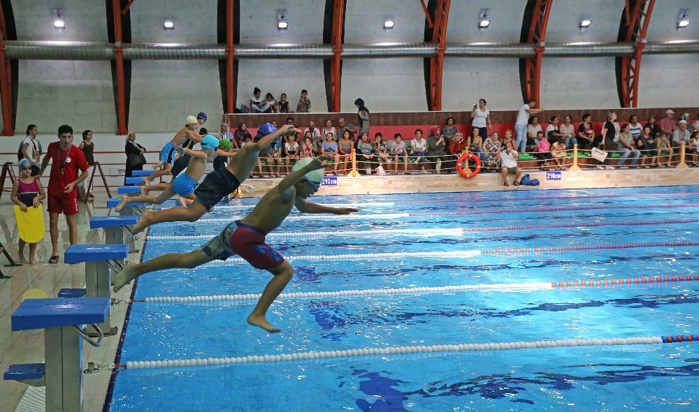 Karşıyaka’nın havuzunda 6 ayda 20 bin kişi yüzdü
