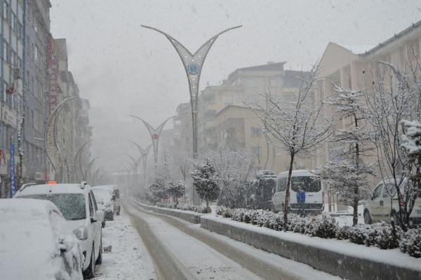 Hakkari’de 15 köy, 42 mezra yolu ulaşıma kapandı