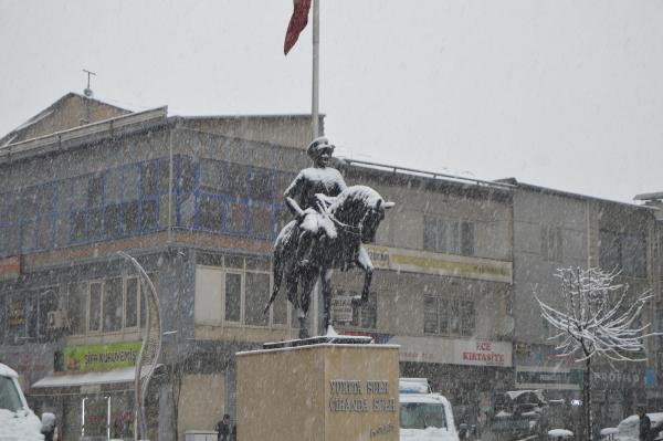 Hakkari’de 15 köy, 42 mezra yolu ulaşıma kapandı
