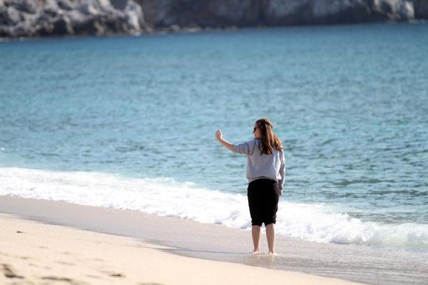 Alanya'da tatilciler denize girip güneşlendi