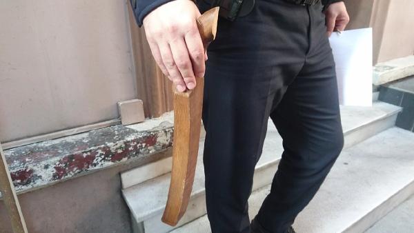 Banka şubesine sandalye bacağıyla saldırdı