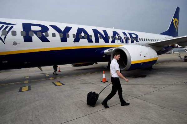 Ucuz uçuşlarıyla ünlü Ryanair valiz tarifesini değiştirdi