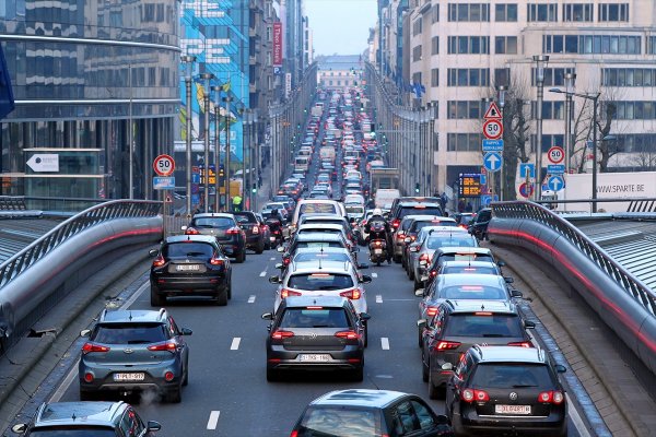 Brüksel'de ulaşım protestosu trafiği felç etti