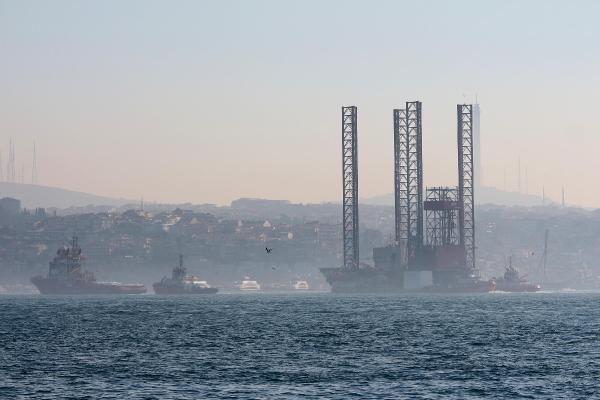 Dev petrol platformu İstanbul Boğazı'ndan geçiyor