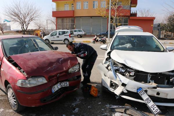 Adıyaman'da iki otomobil çarpıştı: 8 yaralı