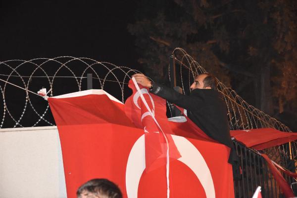 NATO kışlası önünde Türk bayraklı protesto