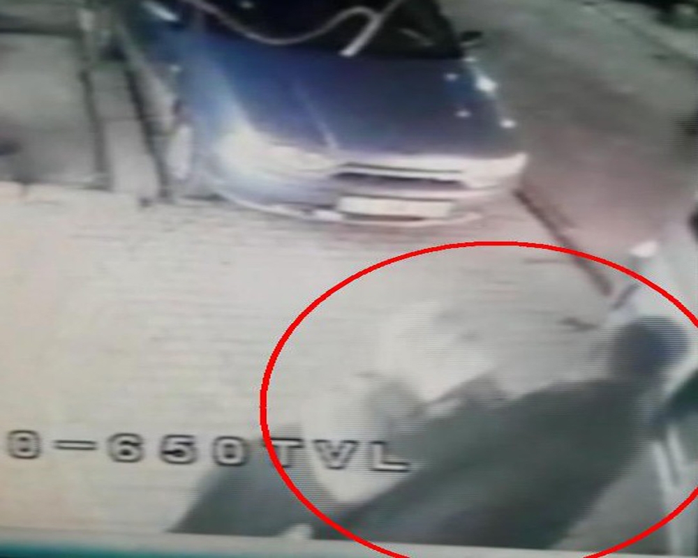 Yolda yürüyen genç kızı 5 kişi kaçırdı
