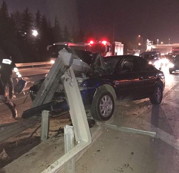 İzmit'te otomobil bariyerlere girdi: 2 yaralı