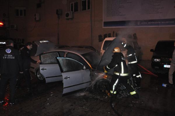 Bursa'da otomobil alev alev yandı