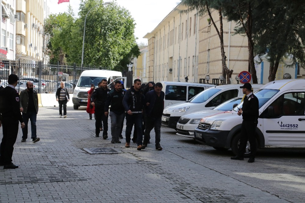 Torbacı esrarın üzerine sifonu çekemeden polise yakalandı