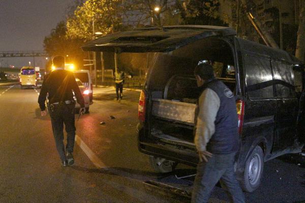 Alkollü sürücü direğe çarpınca durabildi