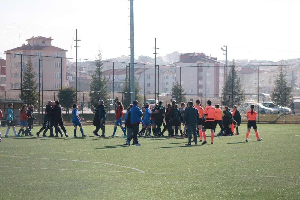 Eskişehir'de erkek antrenör, kadın futbolcuyu darbetti