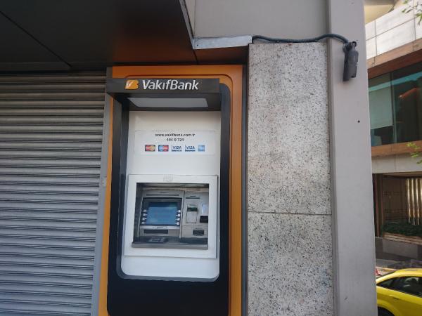 Banka şubesine sandalye bacağıyla saldırdı