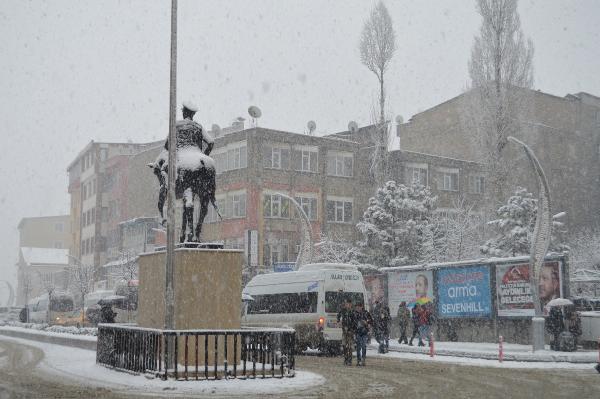 Hakkari’de 15 köy, 42 mezra yolu ulaşıma kapandı