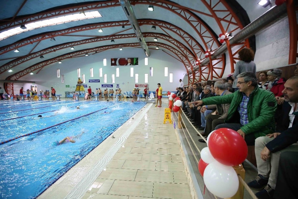 Karşıyaka’nın havuzunda 6 ayda 20 bin kişi yüzdü