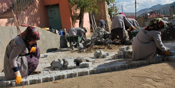 Kadın başkanın kadın işçileri erkeklere ‘taş’ çıkarttı