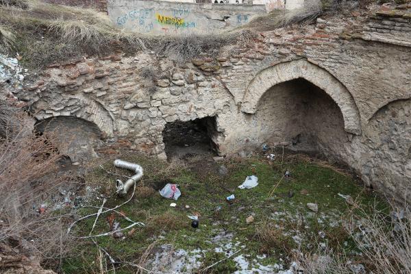 Erzurum'da tarihi hamam çürümeye terk edildi