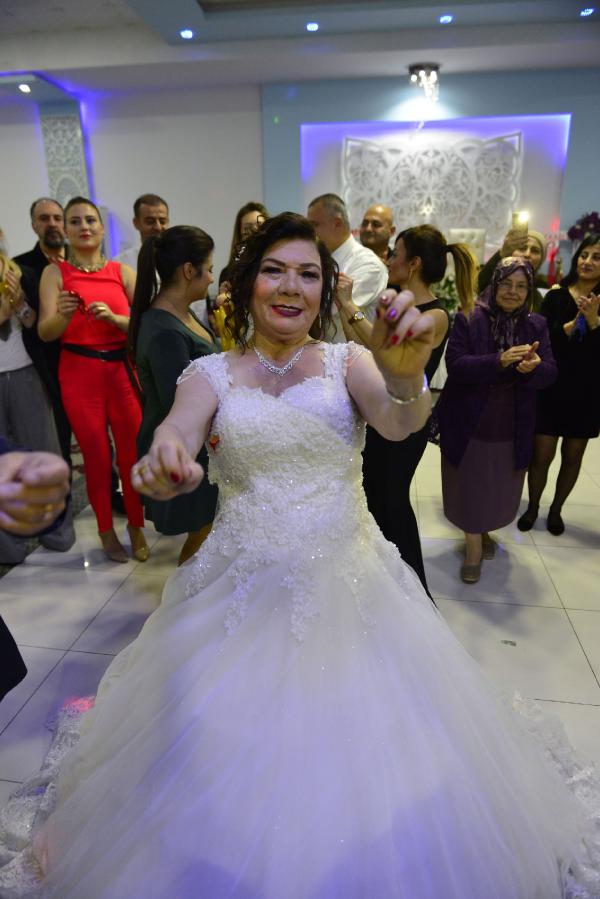 67 yaşında gelinlik giyip düğün yaptı