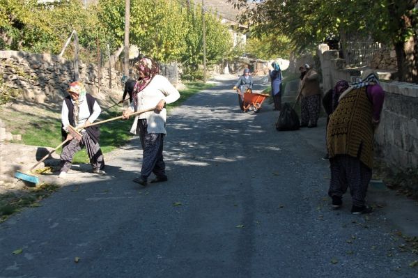 Kadın başkanın kadın işçileri erkeklere ‘taş’ çıkarttı