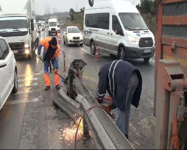 İstanbul'da servis aracı bariyerlere çarptı: 10 yaralı