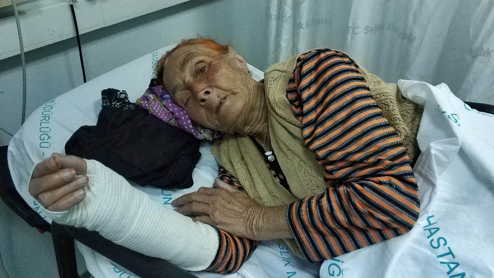 'Dilenmiyor' diye annesini hastanelik etti