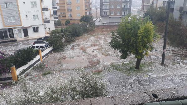 Mersin'de dolu ve şiddetli yağış etkili oldu