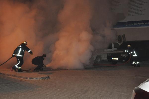 Bursa'da otomobil alev alev yandı