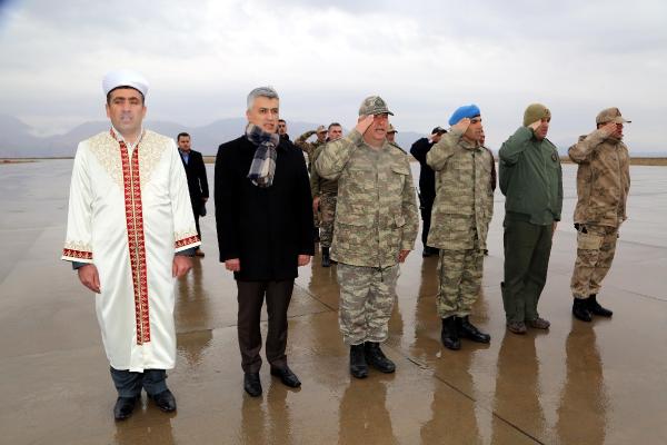 Komandolar Afrin'e dualarla uğurlandı