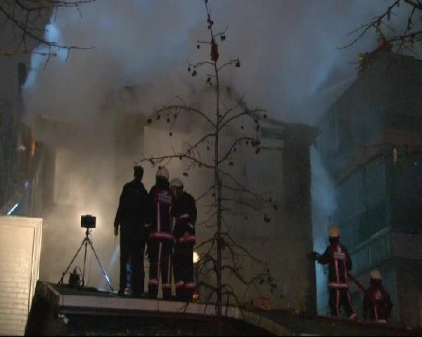 Kadıköy'de 3 katlı ahşap vakıf binası yandı