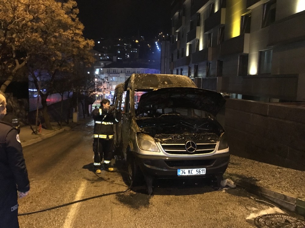 Bursa'da turist taşıyan minibüs alev alev yandı