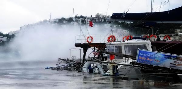 Bodrum'da fırtına tekneleri batırdı