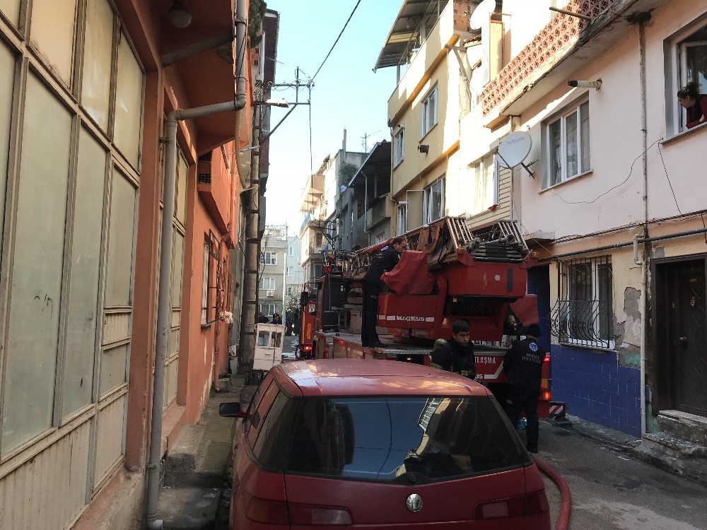 Bursa’da 10 kişi yangında zehirlendi