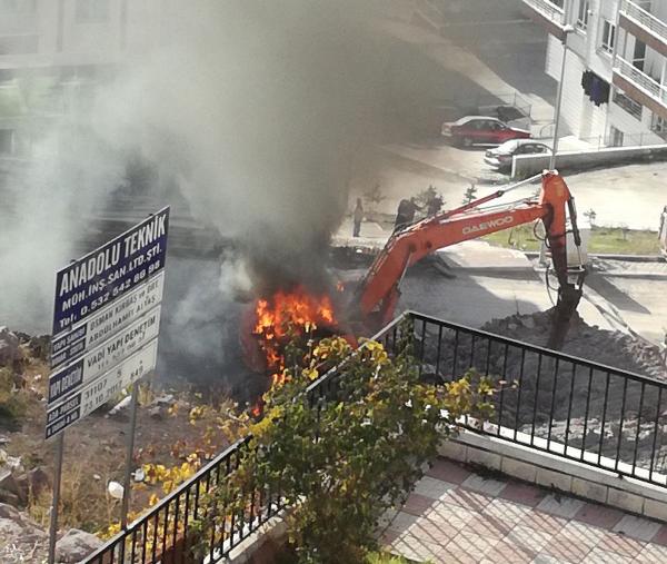 Ankara'da iş makinesi alev alev yandı