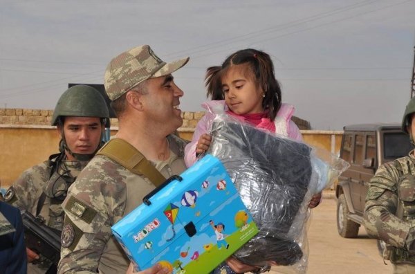 Turkish soldiers put smiles on Jarablus’ children's faces