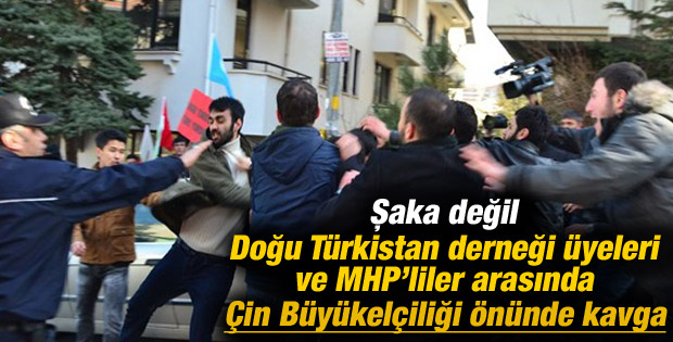 Çin Büyükelçiliği önünde kavga