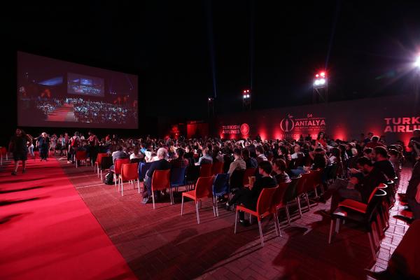 Festivalin ilk yarışma filmi yarıda kaldı