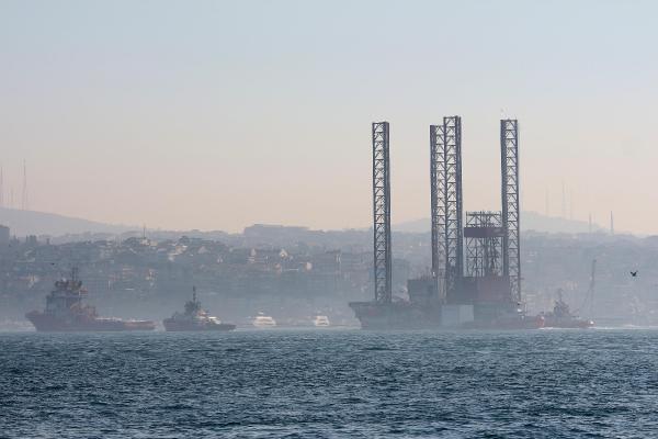 Dev petrol platformu İstanbul Boğazı'ndan geçiyor