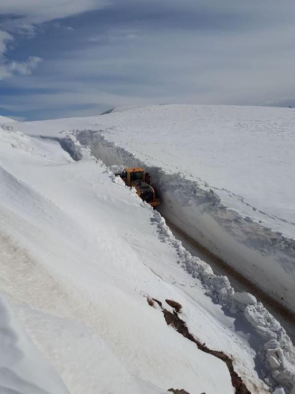 Askeri üsse giden yoldaki metrelerce kar güçlükle aşıldı
